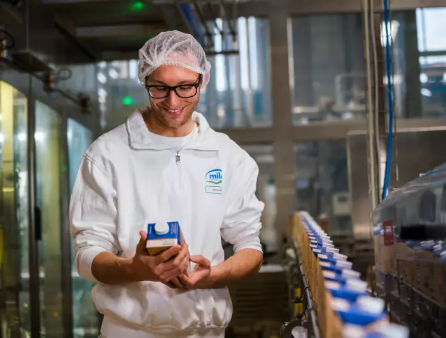 Limbottigliamento del latte Mila mila_mitarbeiterfoto-127.jpg
