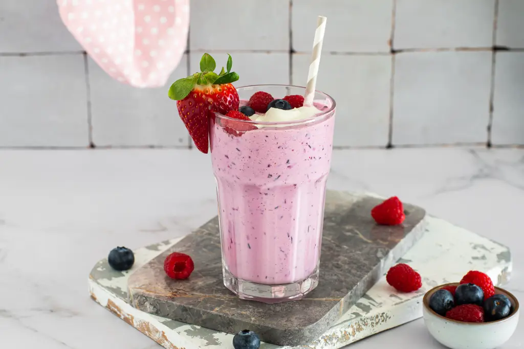 Protein Shake mit Proteinjoghurt & Beeren | Rezept Protein Shake mit Proteinjoghurt & Beeren | Rezept